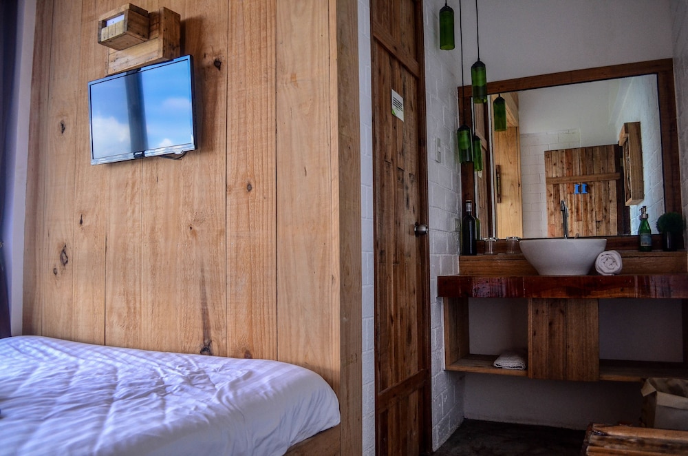 Cabins By Eco Hotel Tagaytay 20/67