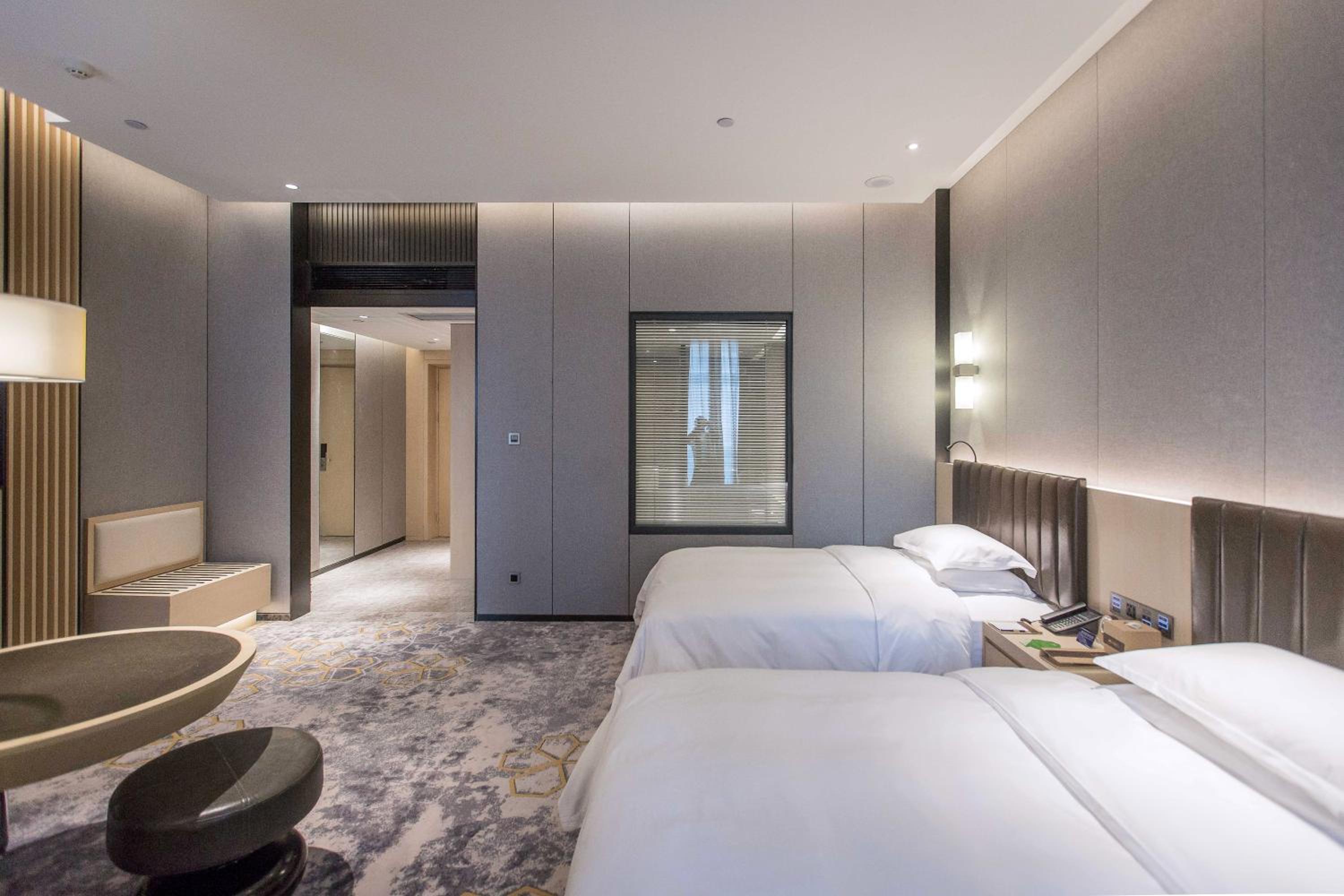 غرفة تنفيذية بسريرين منفصلين بإطلالة على المدينة، Grand Metropark Hotel Liyuan Chongqing 2/5