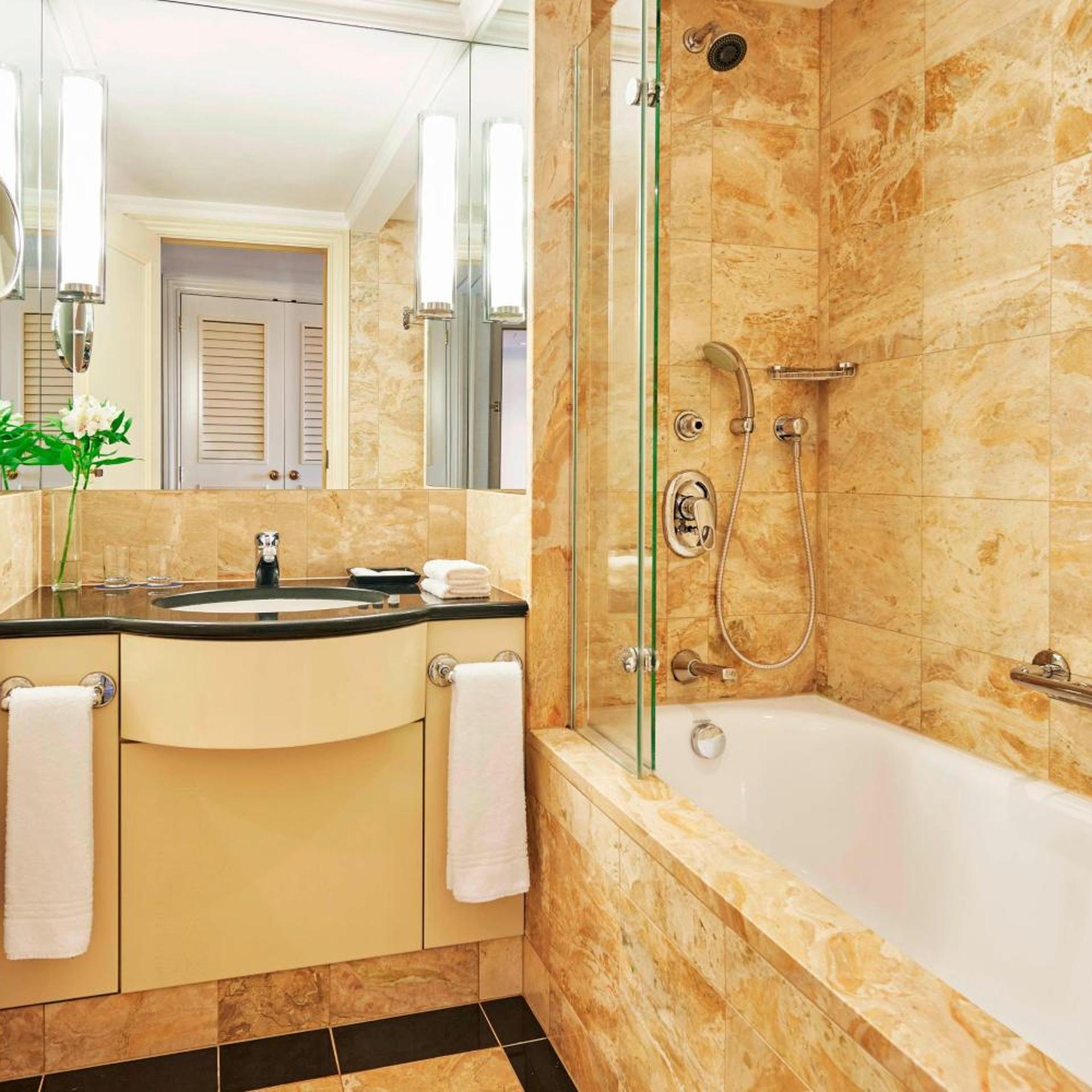 جناح تنفيذي بسرير كينج بإطلالة على المدينة مع دخول صالة النادي 3/3