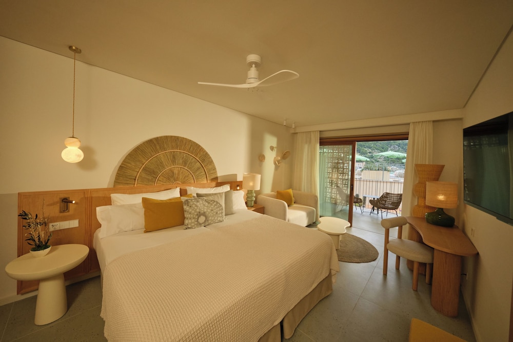 DELUXE, DOUBLE BED, MOUNTAIN VIEW, BALCONY