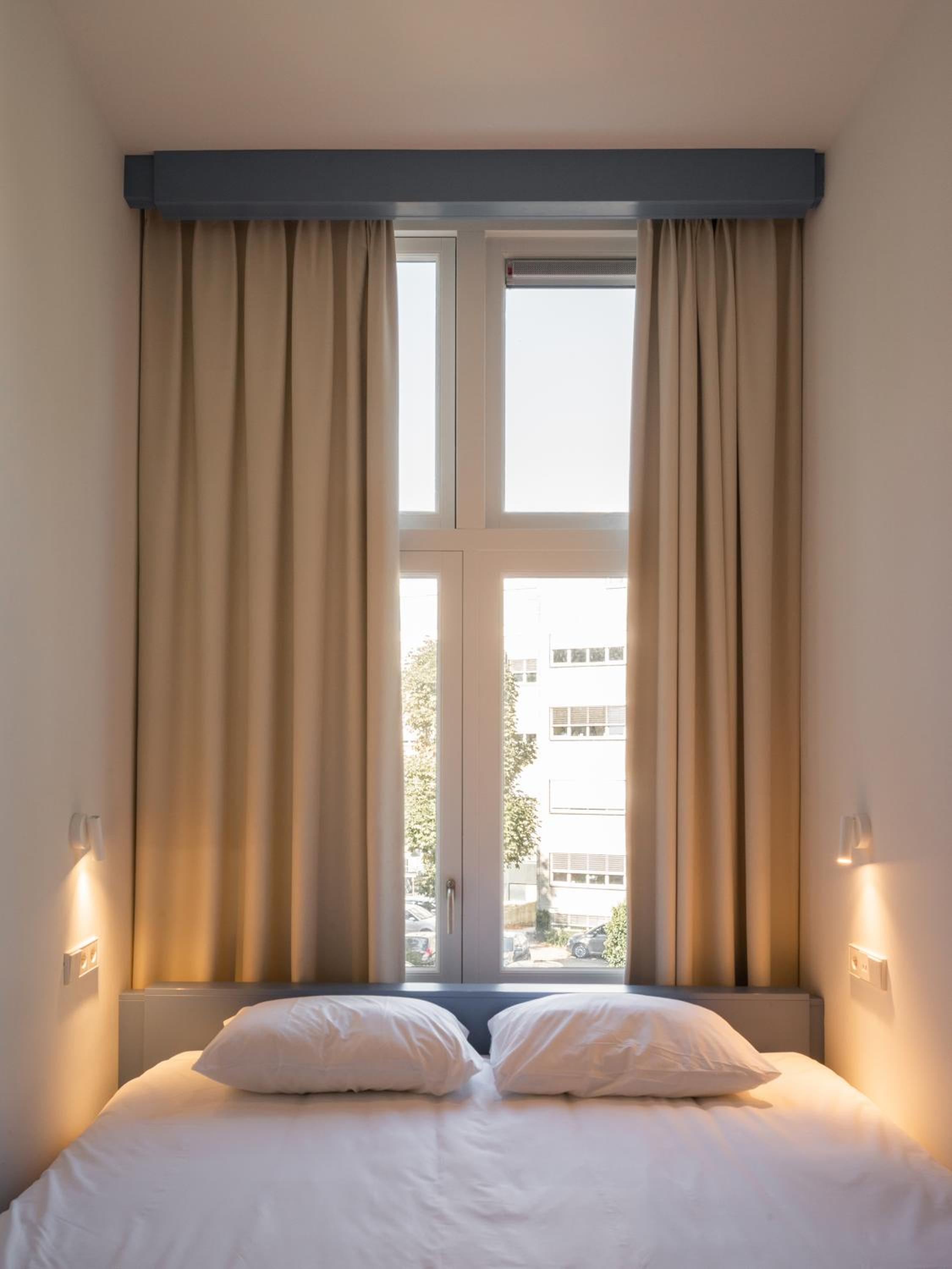 Budget, Queen Bed