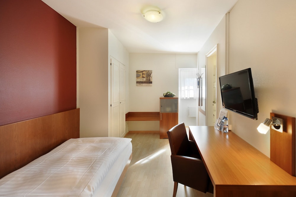 Hotel De La Rose 24/36