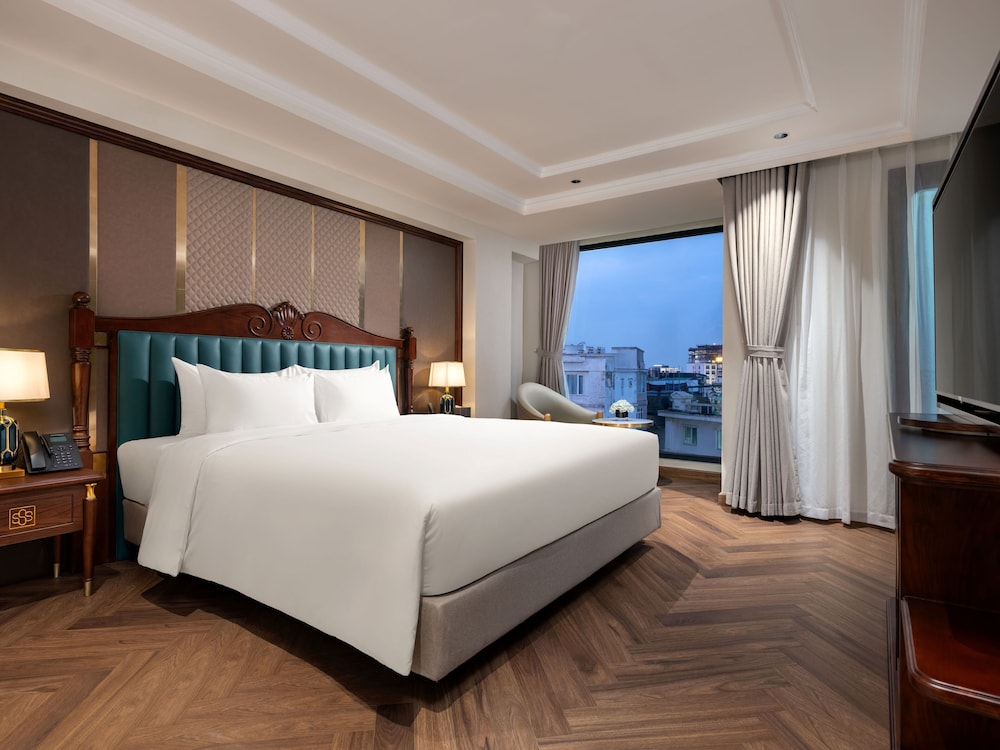 SIGNATURE, SUITE, CITY VIEW, BALCONY