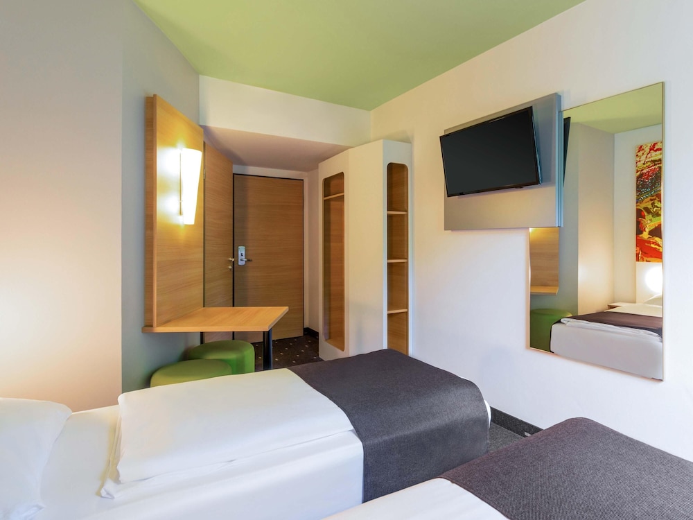 ROOM, TWIN BEDS