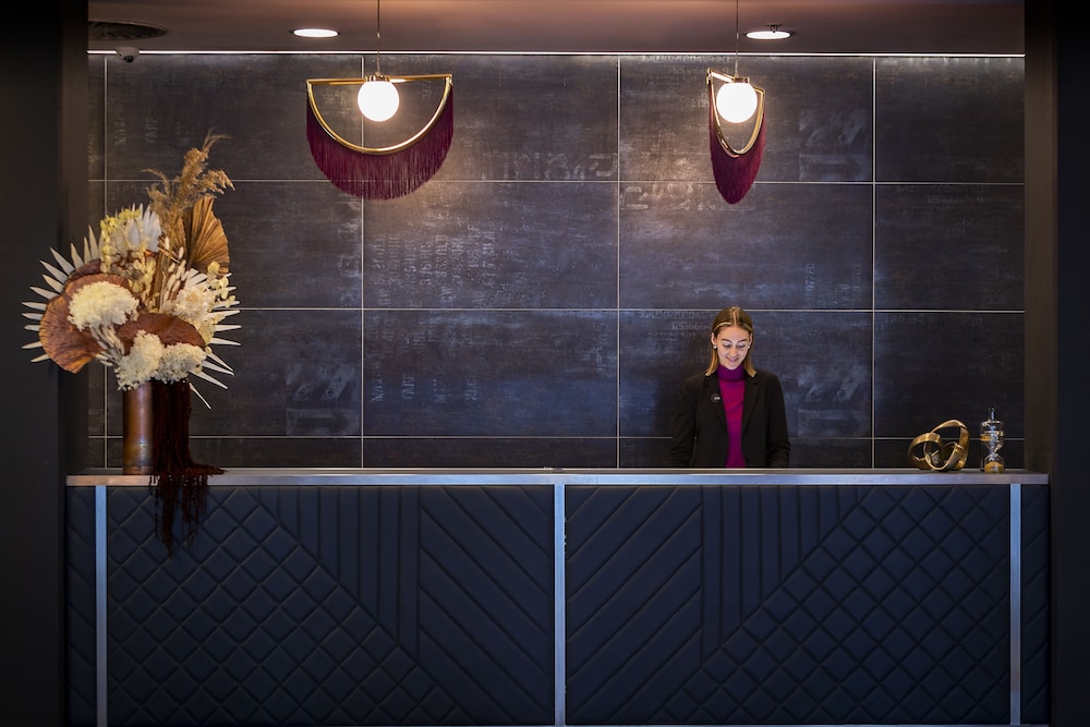 EAST HOTEL 7/60