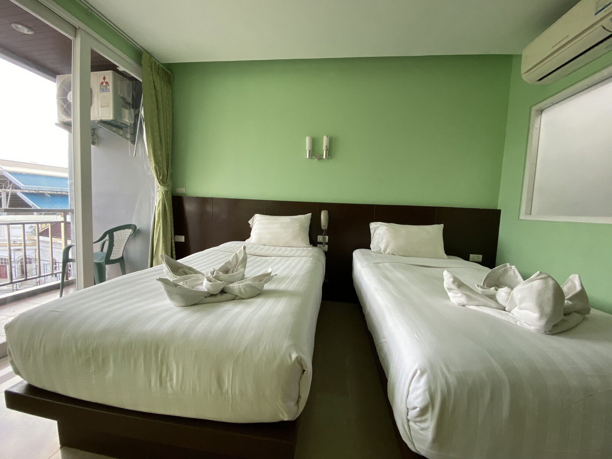 SUPERIOR, TWIN BEDS, CITY VIEW