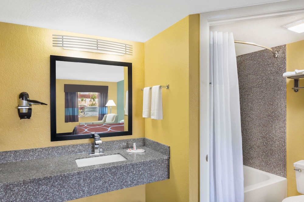 Super 8 By Wyndham Sarasota Near Siesta Key 16/29