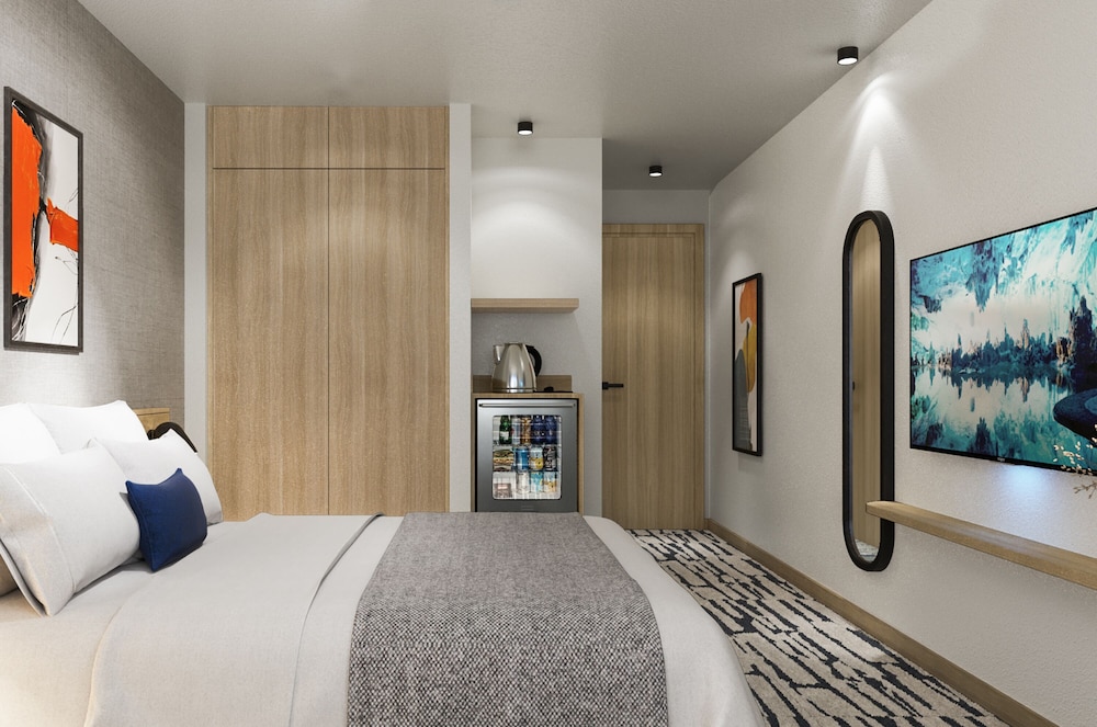 DELUXE, QUEEN BED, POOL VIEW