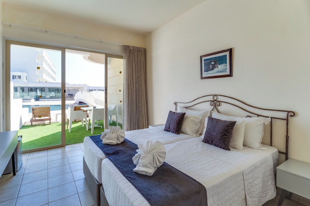 Piere Anne Beach Hotel 8/47