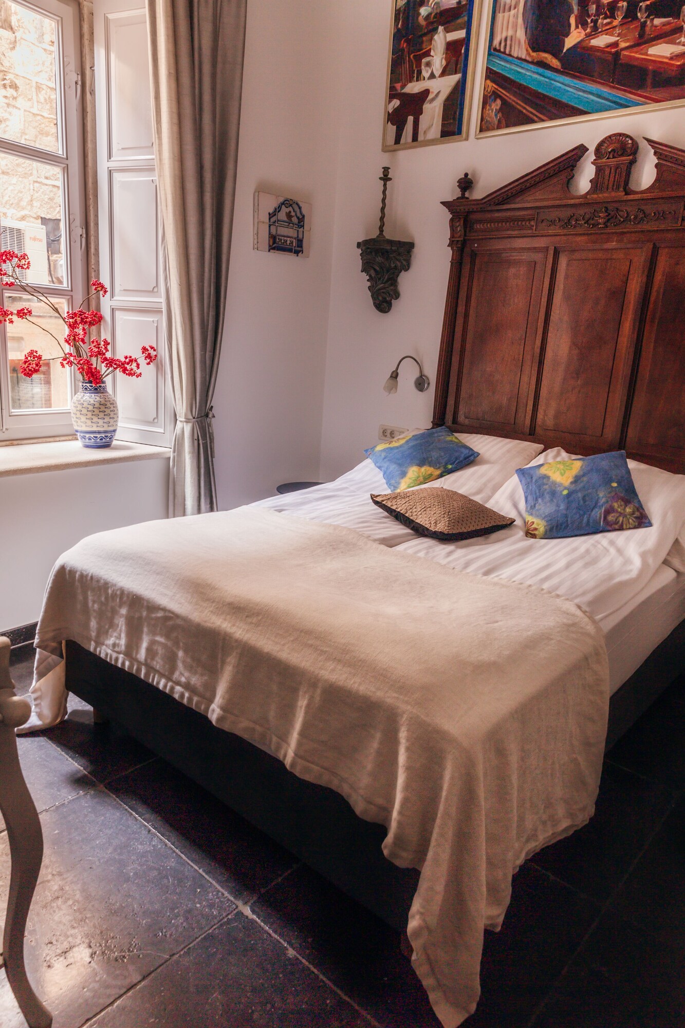 ROOM, DOUBLE BED