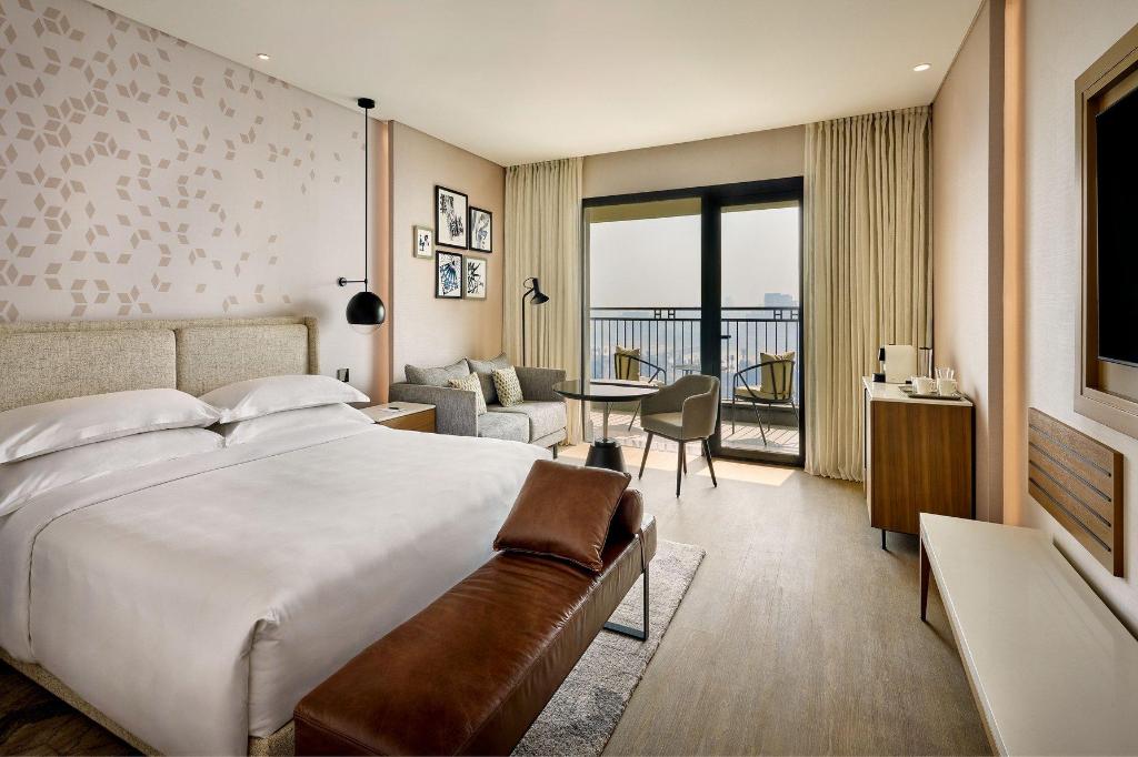 Panoramic, Club, Guest Room, King Bed, River Front, Balcony, North Tower