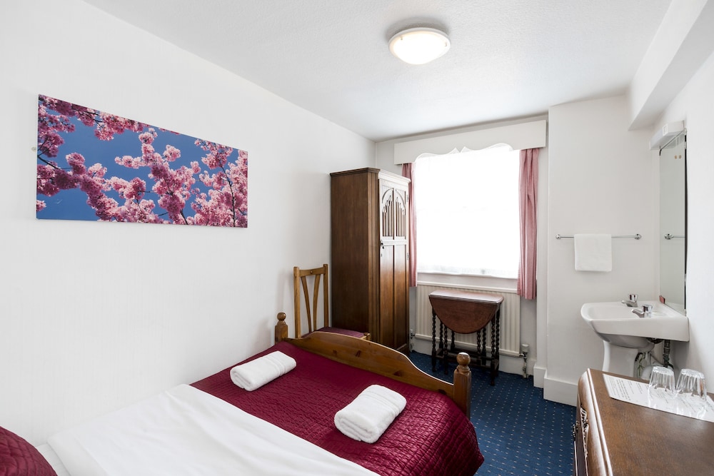 St Athans Hotel 25/73
