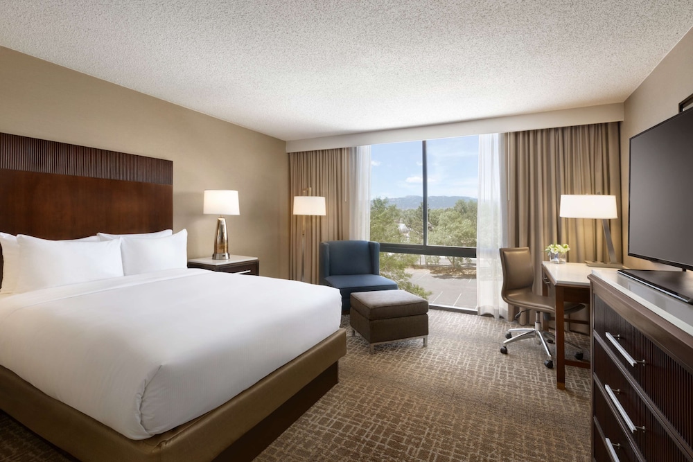 ROOM, QUEEN BED