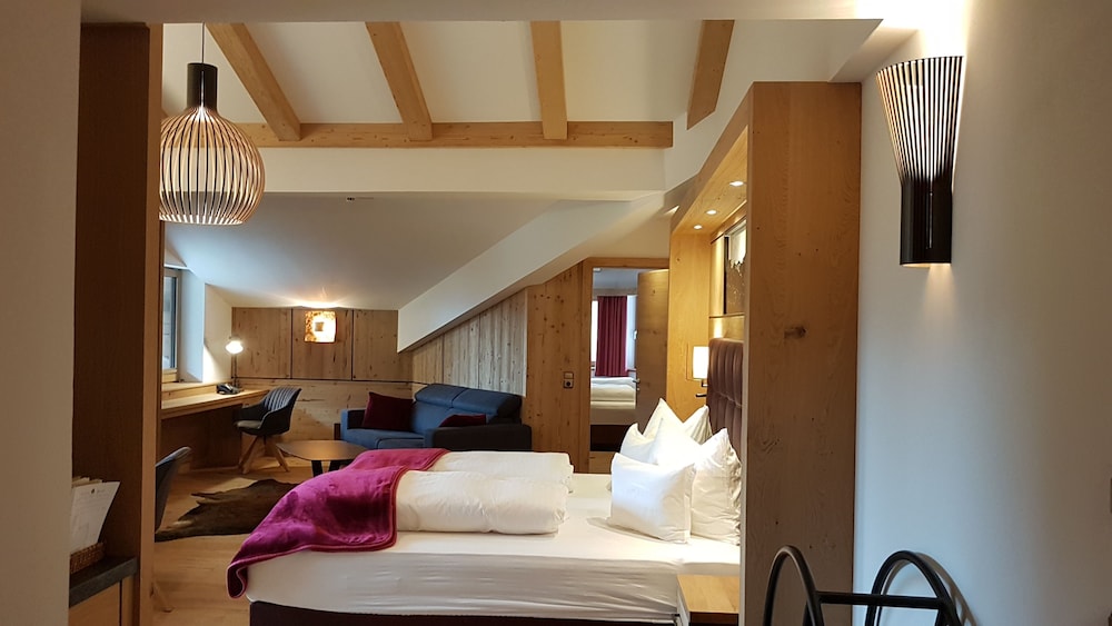 Tyrolis Hotel 12/69