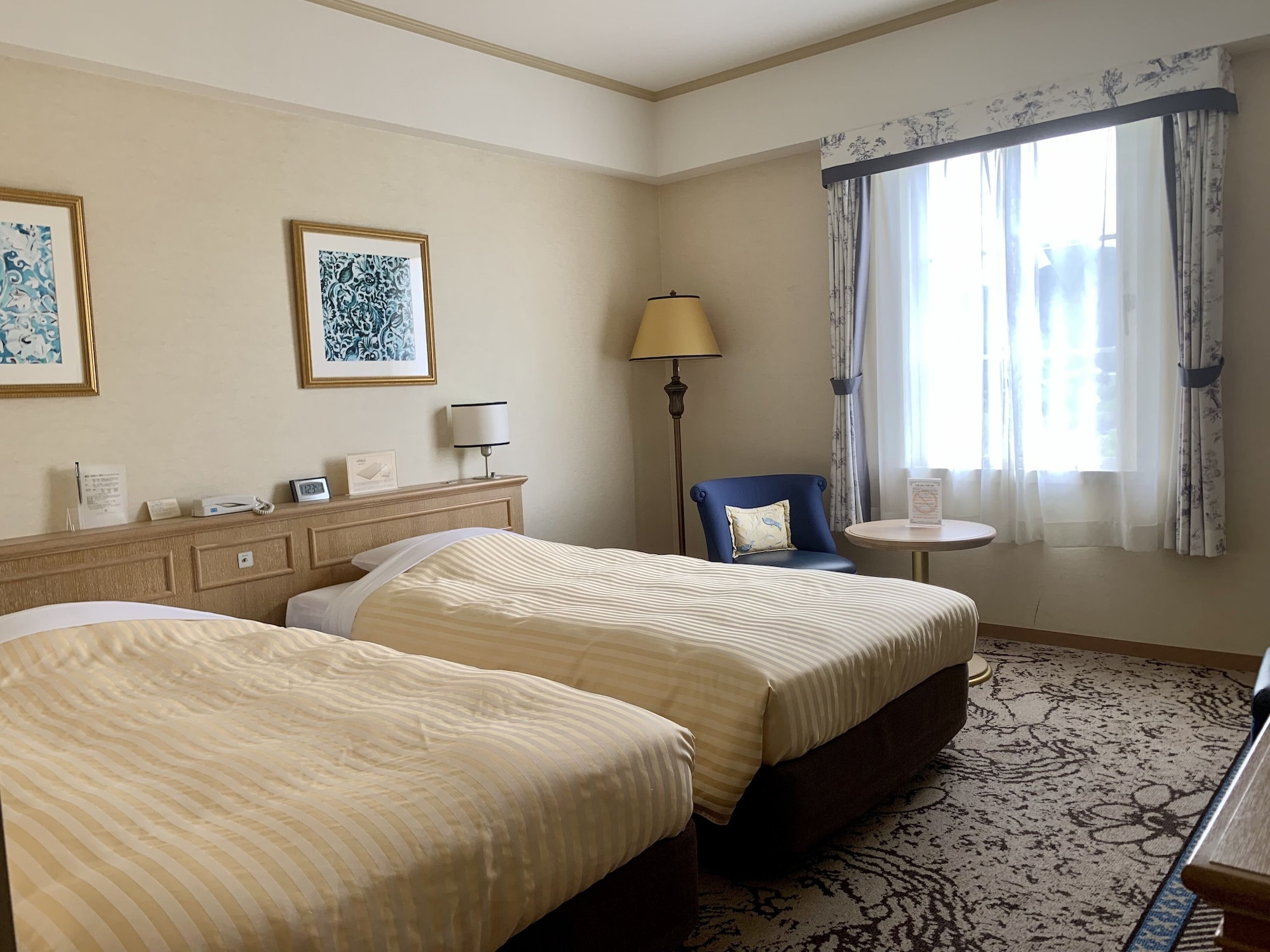 Symphony, Twin Beds