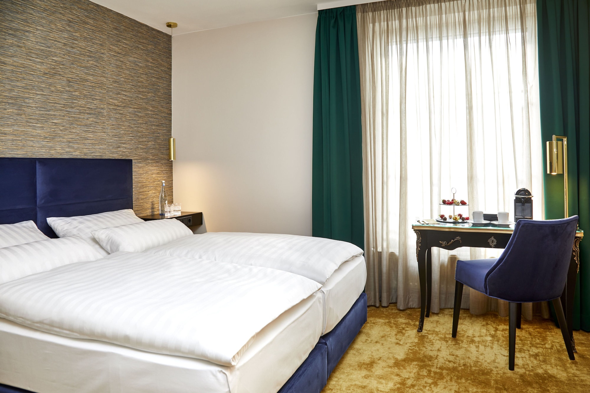 غرفة كلاسيكية بسريرين منفصلين بإطلالة على المدينة، Das Carls Hotel 2/5