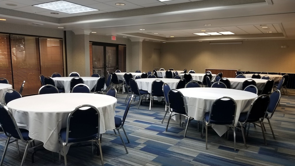 Holiday Inn Express Hotel And Suites Wilmington University Center 54/62
