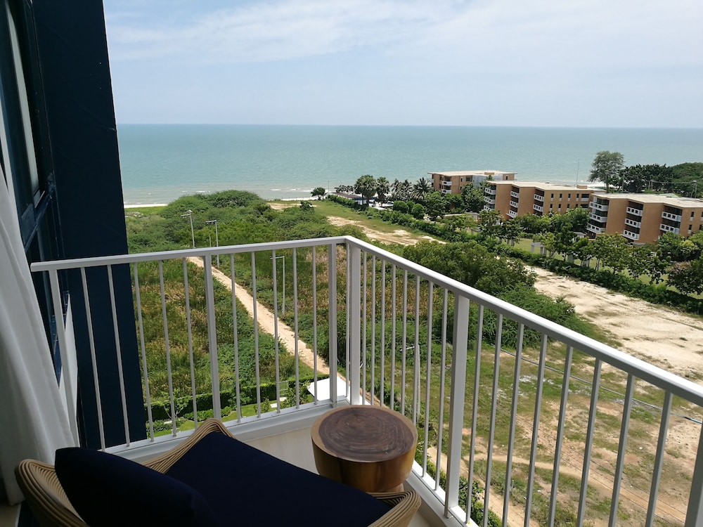 Baan Thew Talay Blue Sapphire 8/50