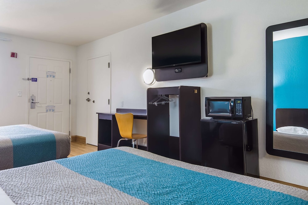 Motel6 Pensacola, FL - NAS 21/35