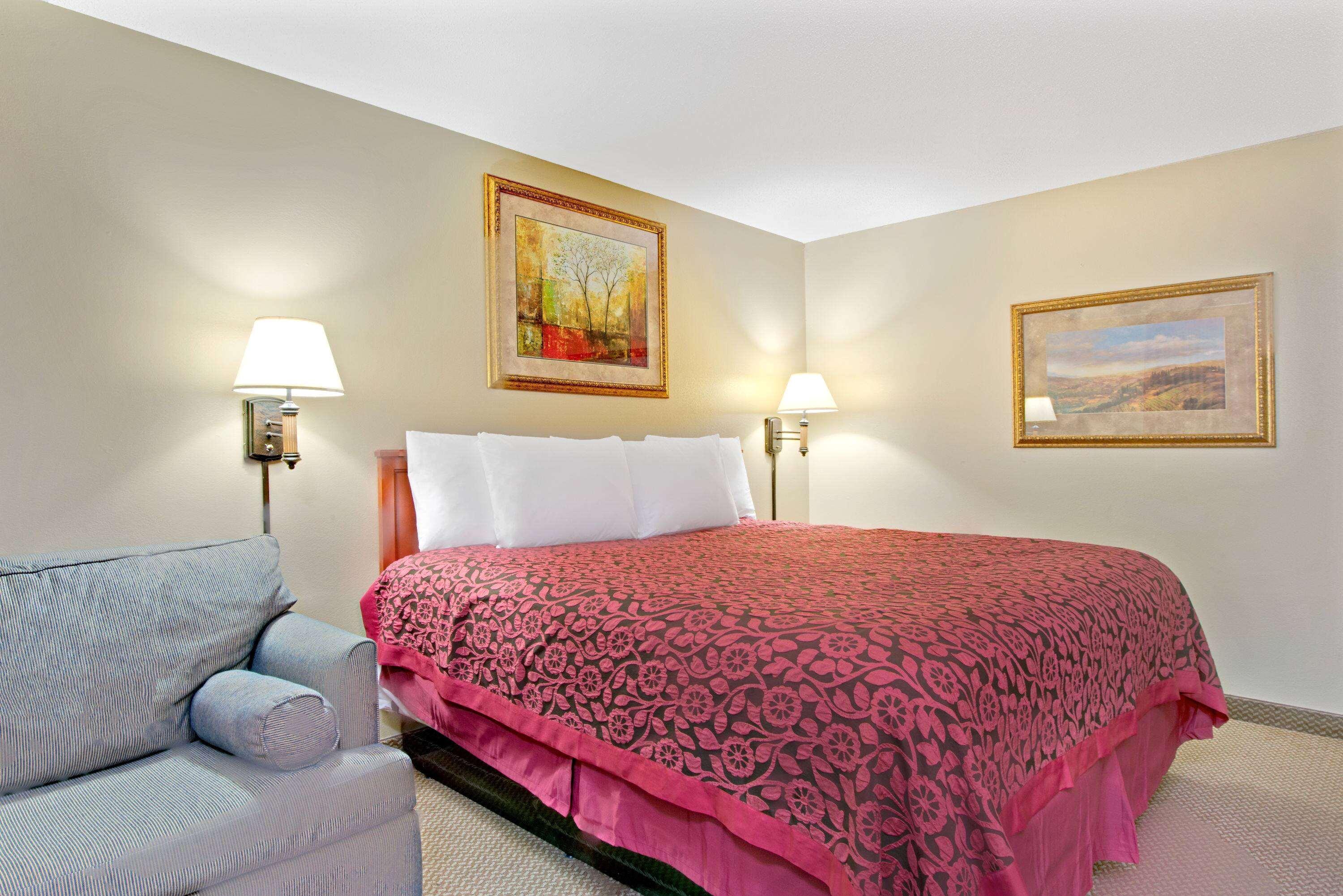 Days Inn & Suites by Wyndham St. Louis/Westport Plaza 11/27