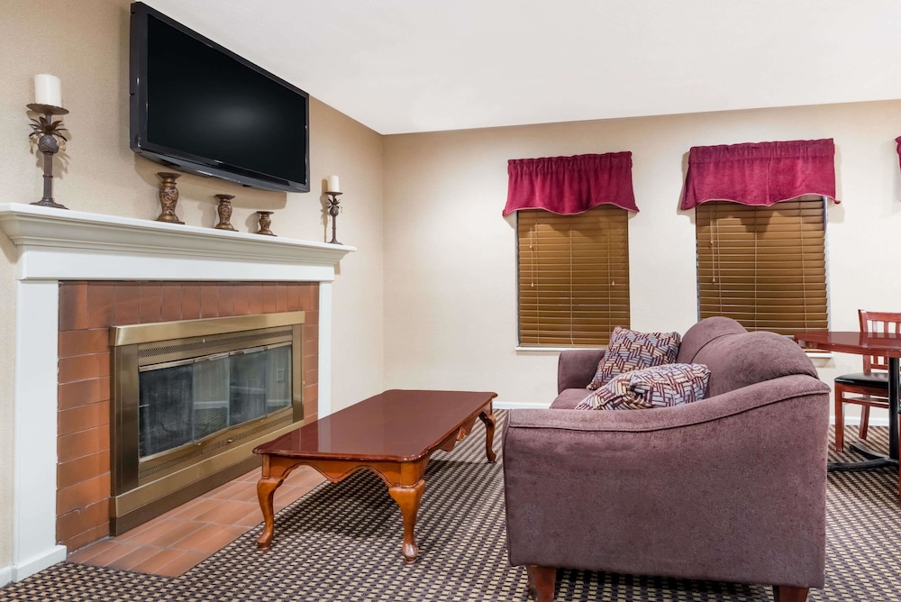Hawthorn Suites By Wyndham Columbus North 18/25