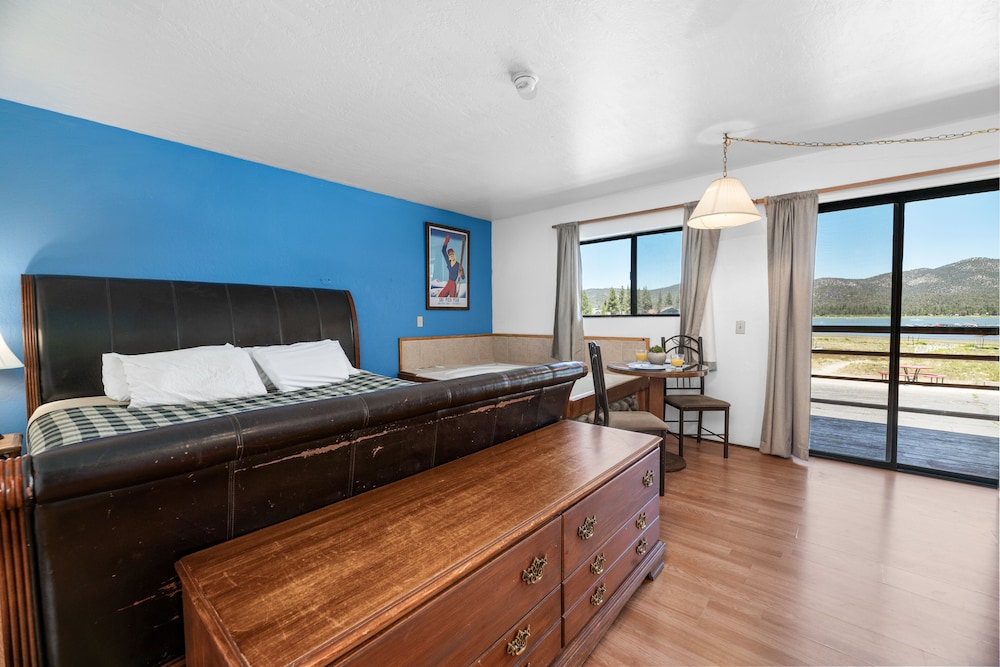 Big Bear Lakefront Lodge 11/50