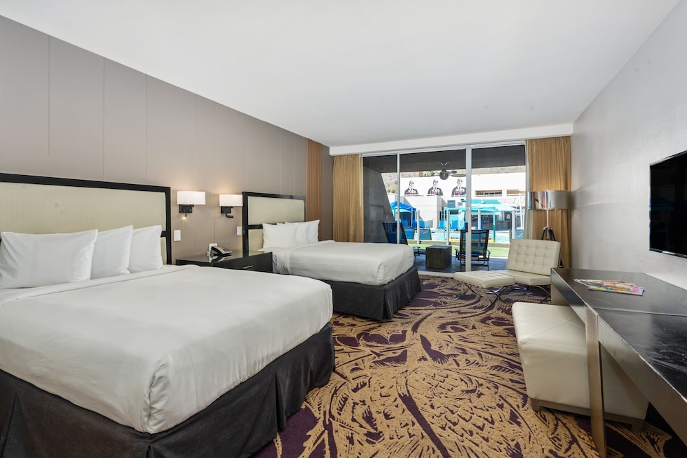 DELUXE, 2 QUEEN BEDS, CITY VIEW