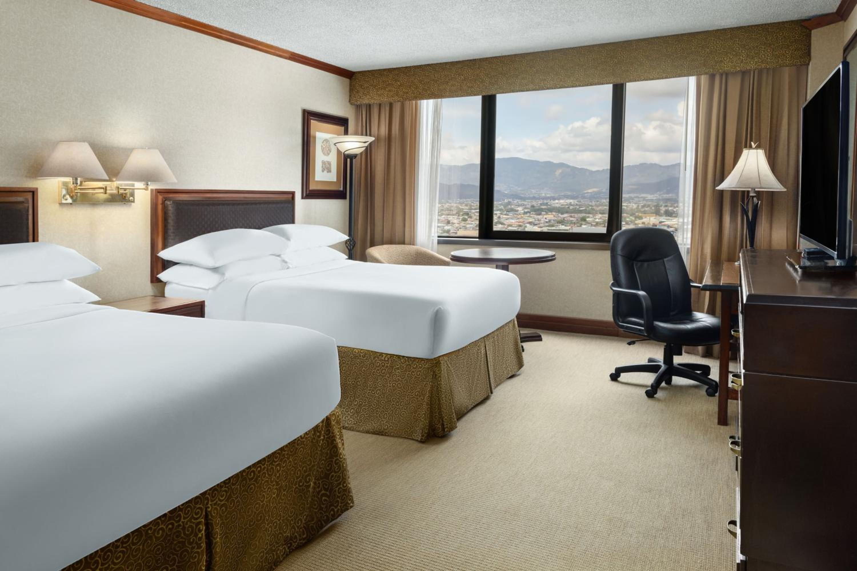 غرفة تنفيذية بسرير مزدوج بإطلالة على المدينة، Delta Hotels by Marriott San Jose Aurola 6/7
