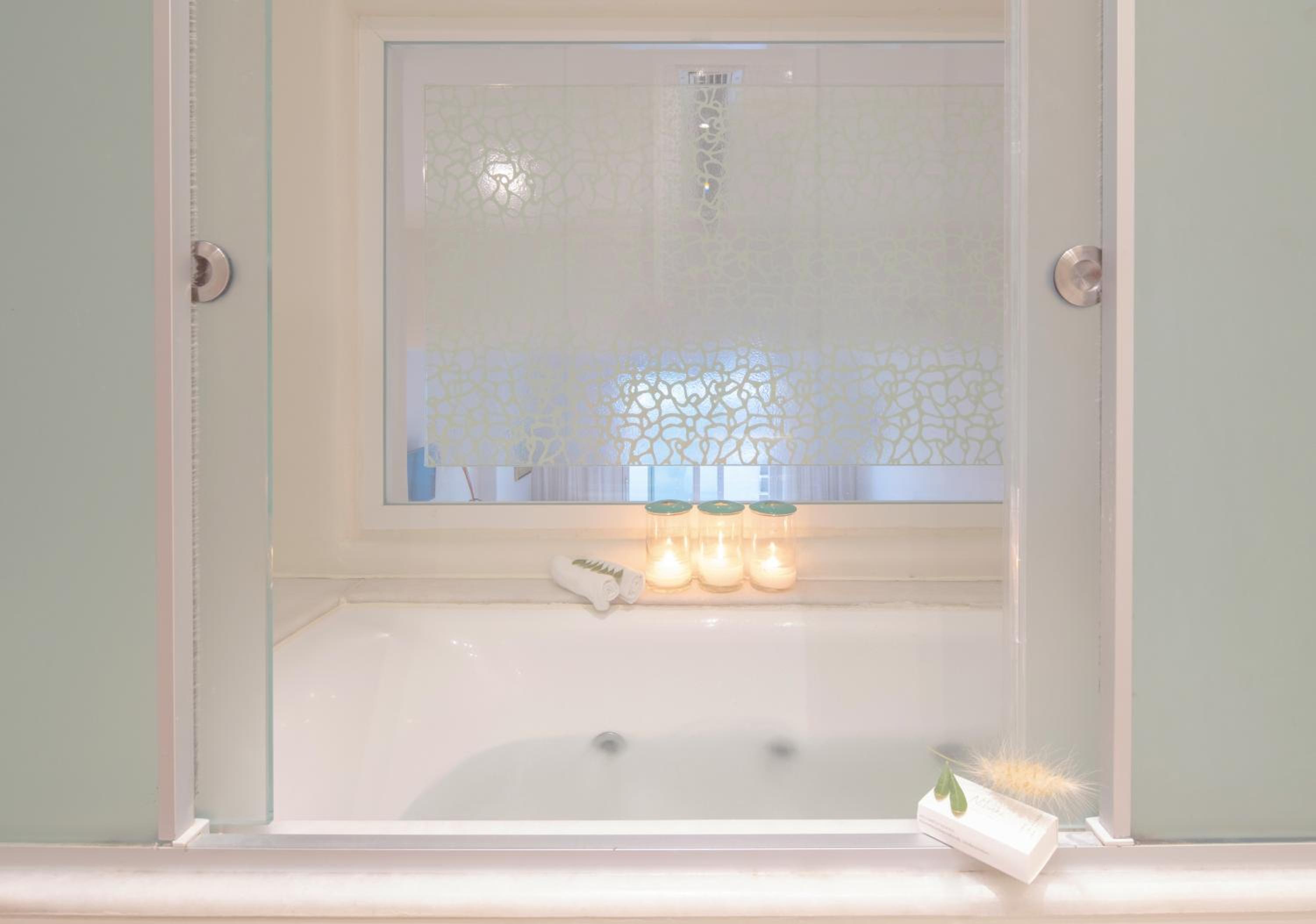 Sunshine, Junior Suite, Sea View, Outdoor Jetted Tub، Nissaki Boutique 10/10