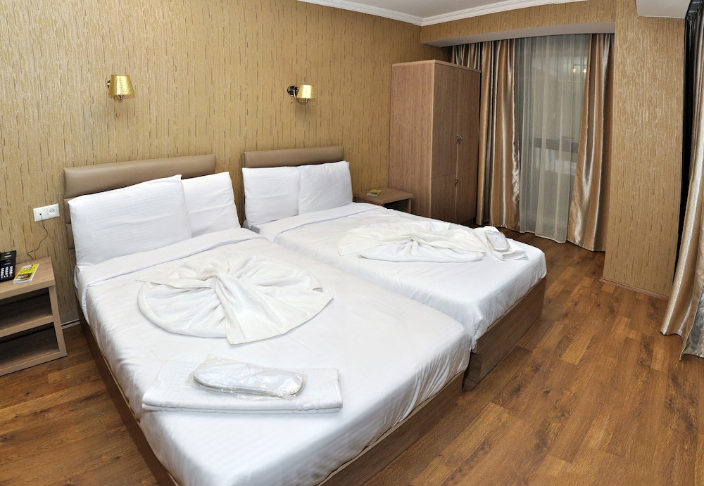 L PLAZA HOTEL 13/63