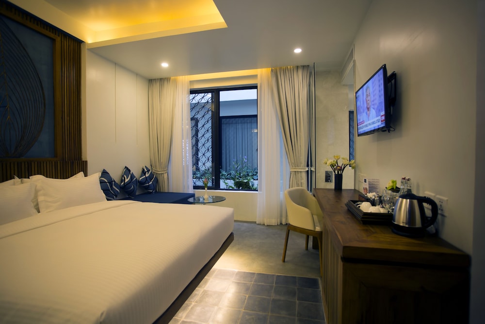DELUXE, DOUBLE BED
