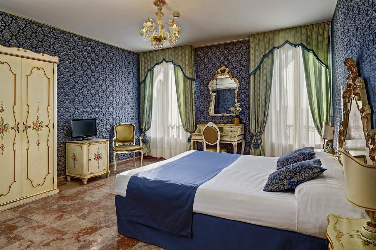 ROOM, QUADRUPLE, CANAL VIEW