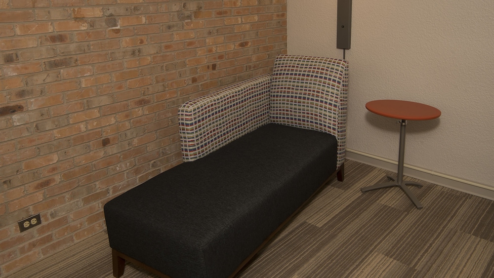 Holiday Inn Express San Antonio-Airport 16/57