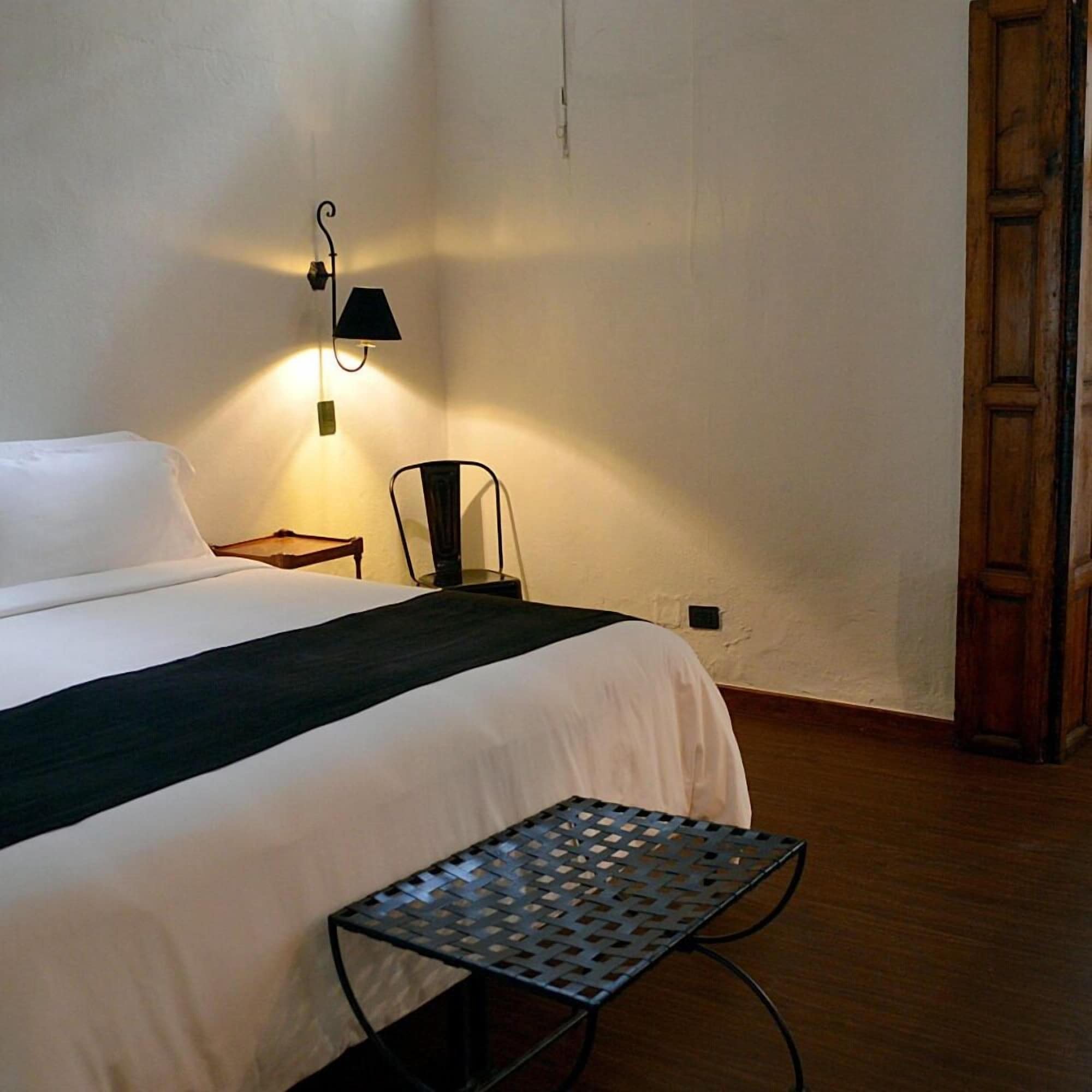 CLASSIC, KING BED, PRIVATE BATHROOM