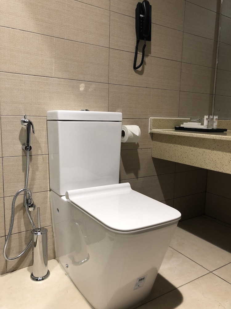 Monty Suites and Golf 44/46