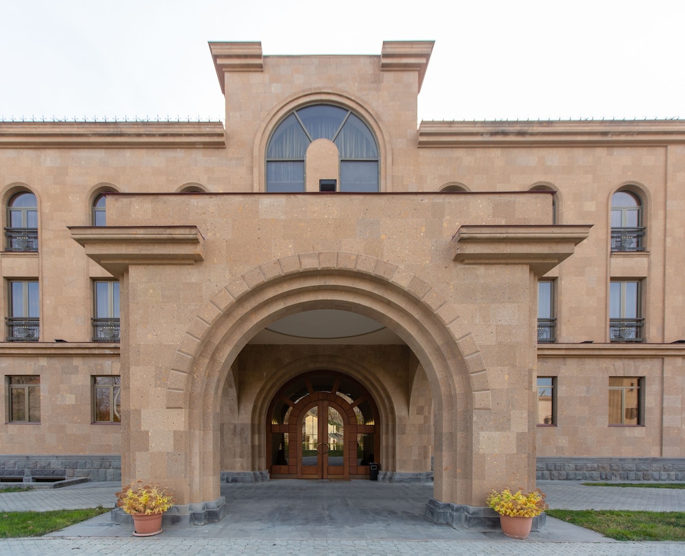 Latar Hotel Complex 4/67