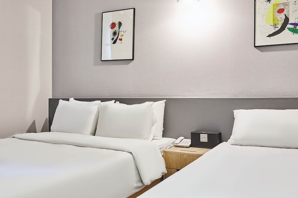 Boom Tourist Hotel 8/20