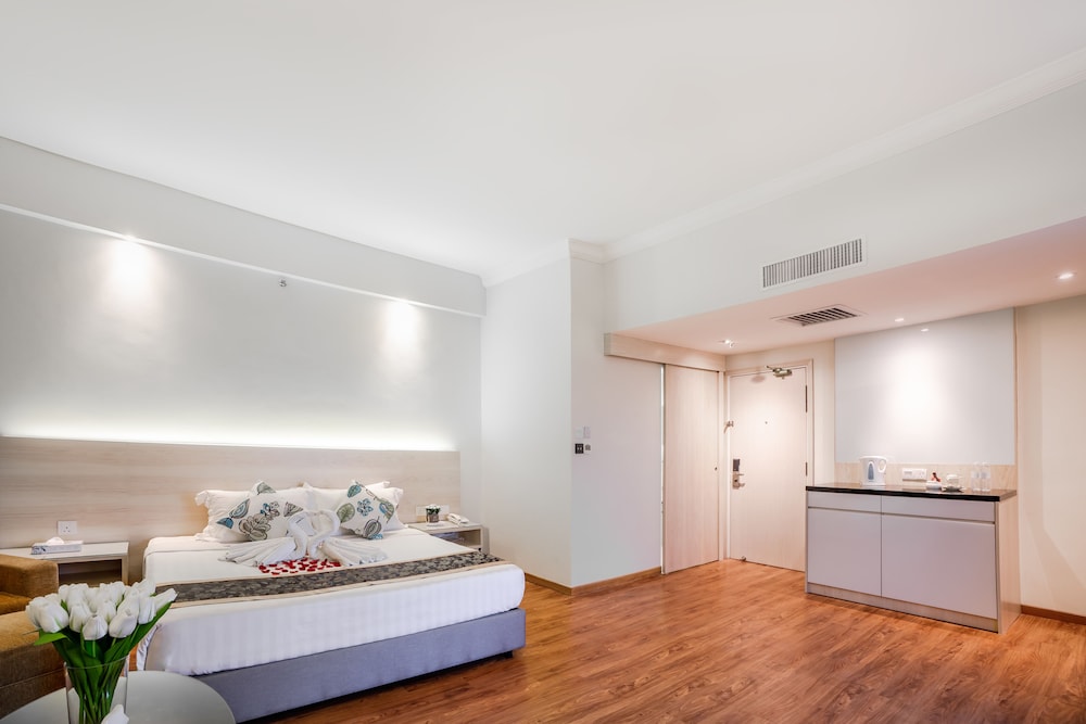 CRYSTAL CROWN HOTEL 38/62