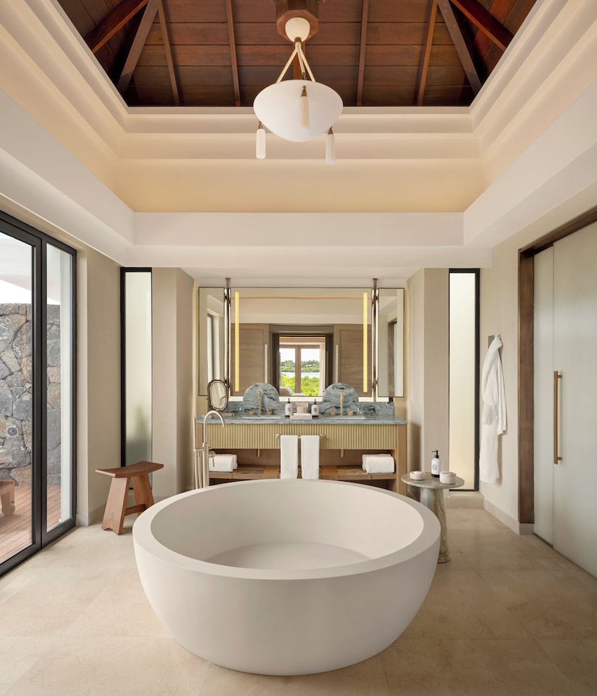 3 Bedrooms, Royal, 2 King Beds, 2 Queen Beds, Four Seasons Resort Mauritius at Anahita 8/10