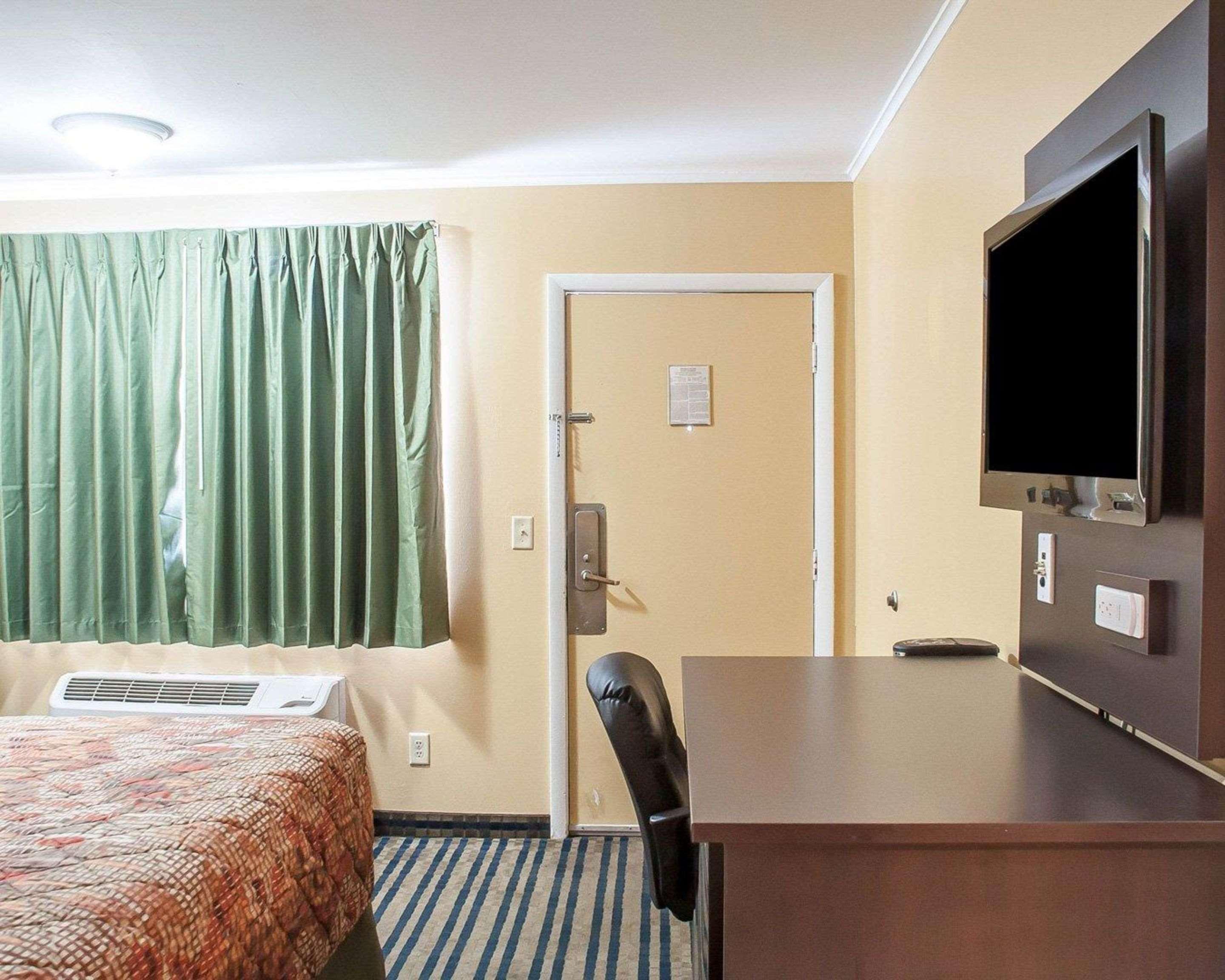 Rodeway Inn Suites Amherst 17/25