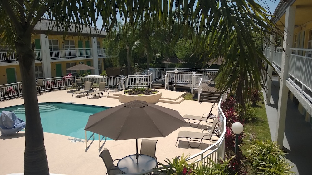 Super 8 by Wyndham Ellenton Bradenton Area 7/29