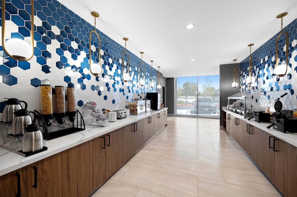 La Quinta Inn and Suites by Wyndham La Habra 11/60