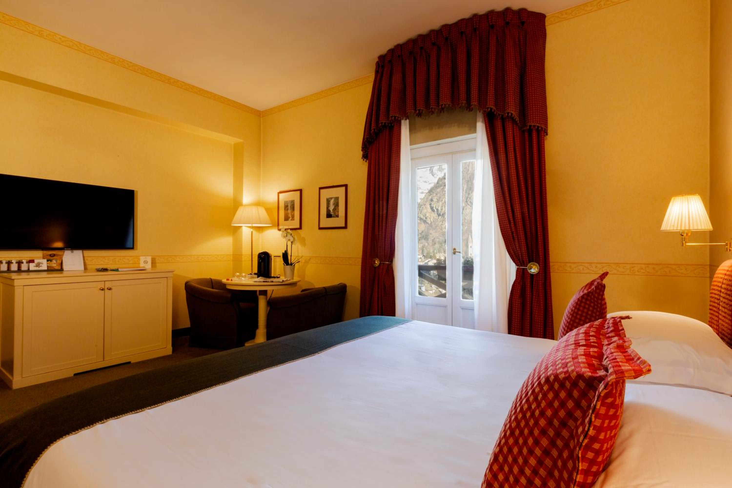 Room, King Bed, Mountain View