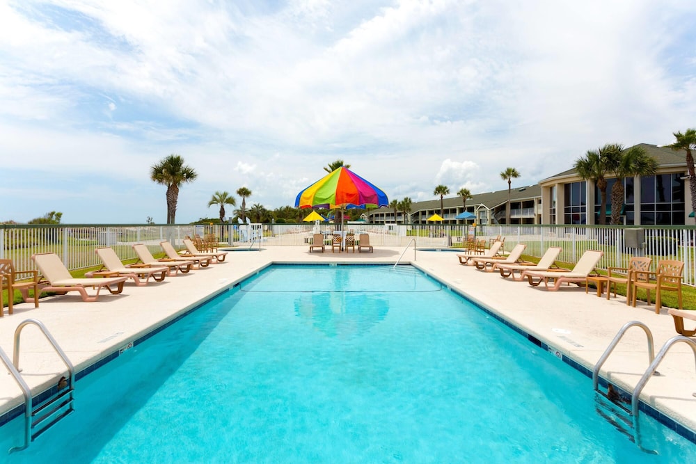 Days Inn & Suites By Wyndham Jekyll Island 46/58