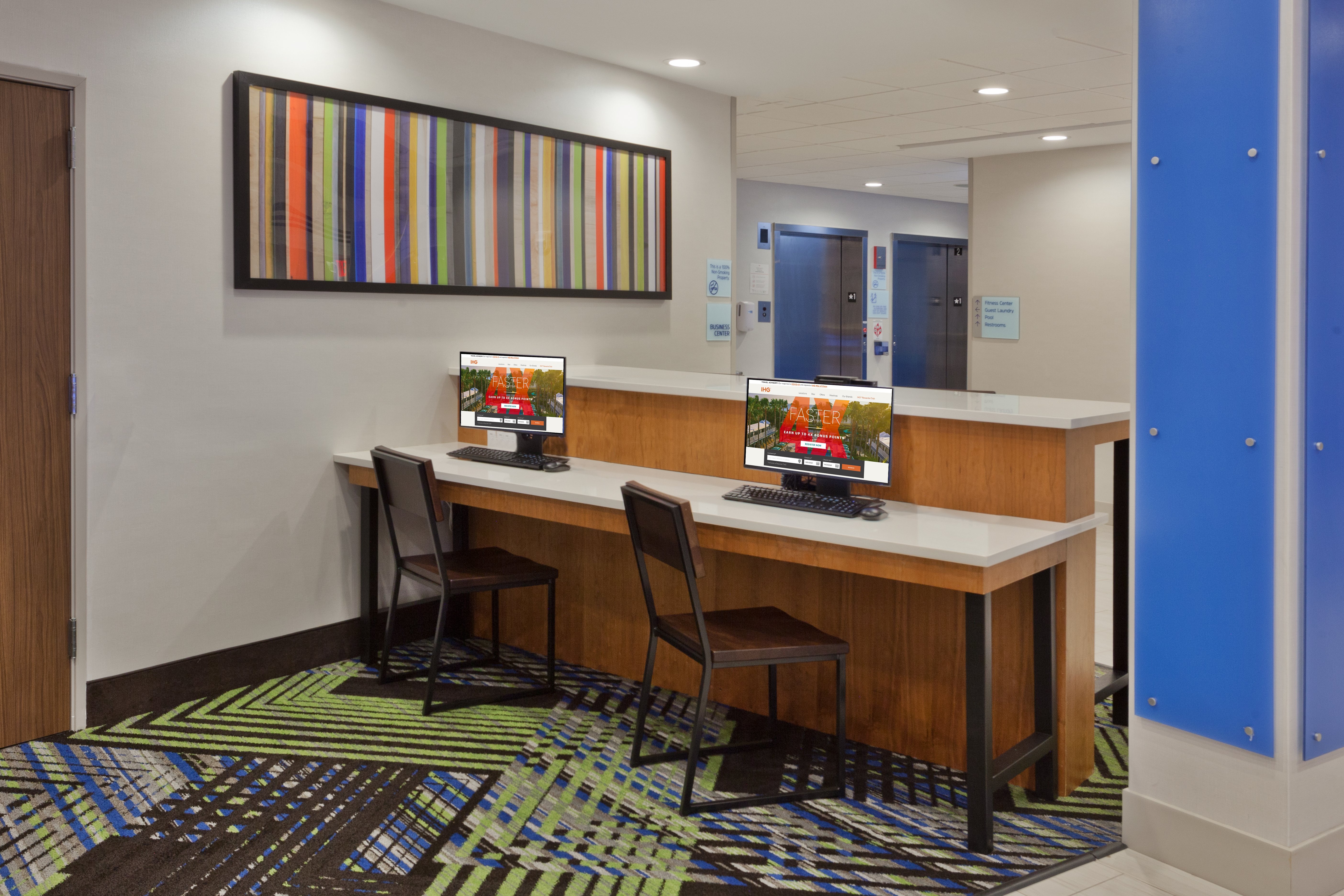 Holiday Inn Express & Suites Fayetteville 58/62