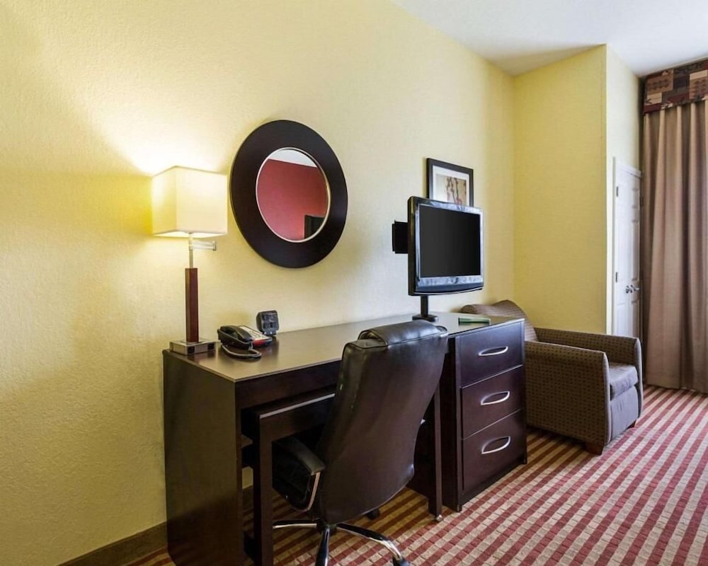 Days Inn and Suites by Wyndham Houston / West Energy Corridor 33/36