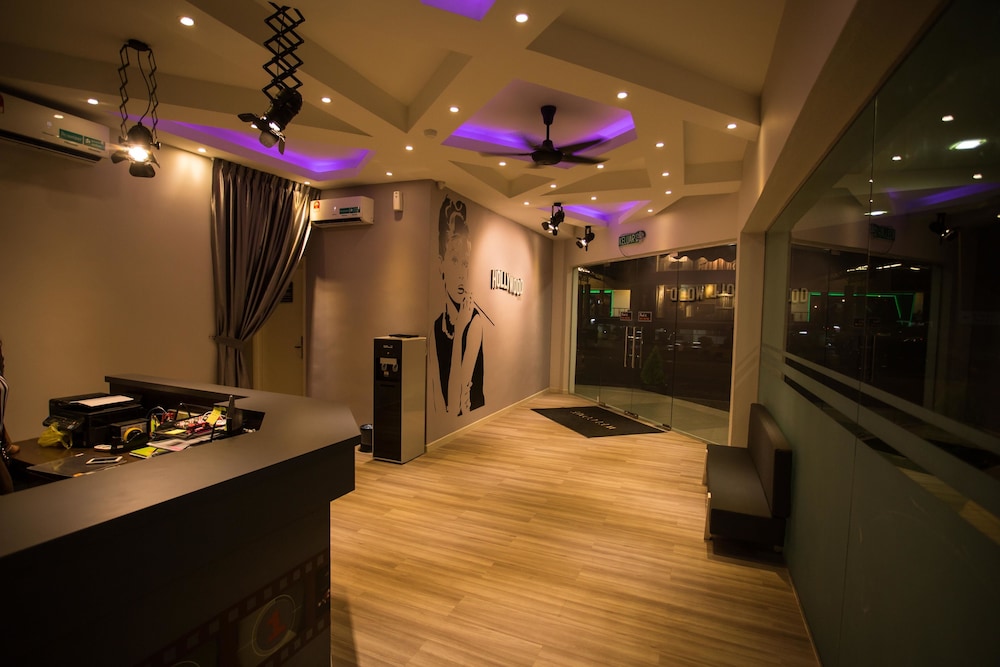 Hollywood Hotel 30/34