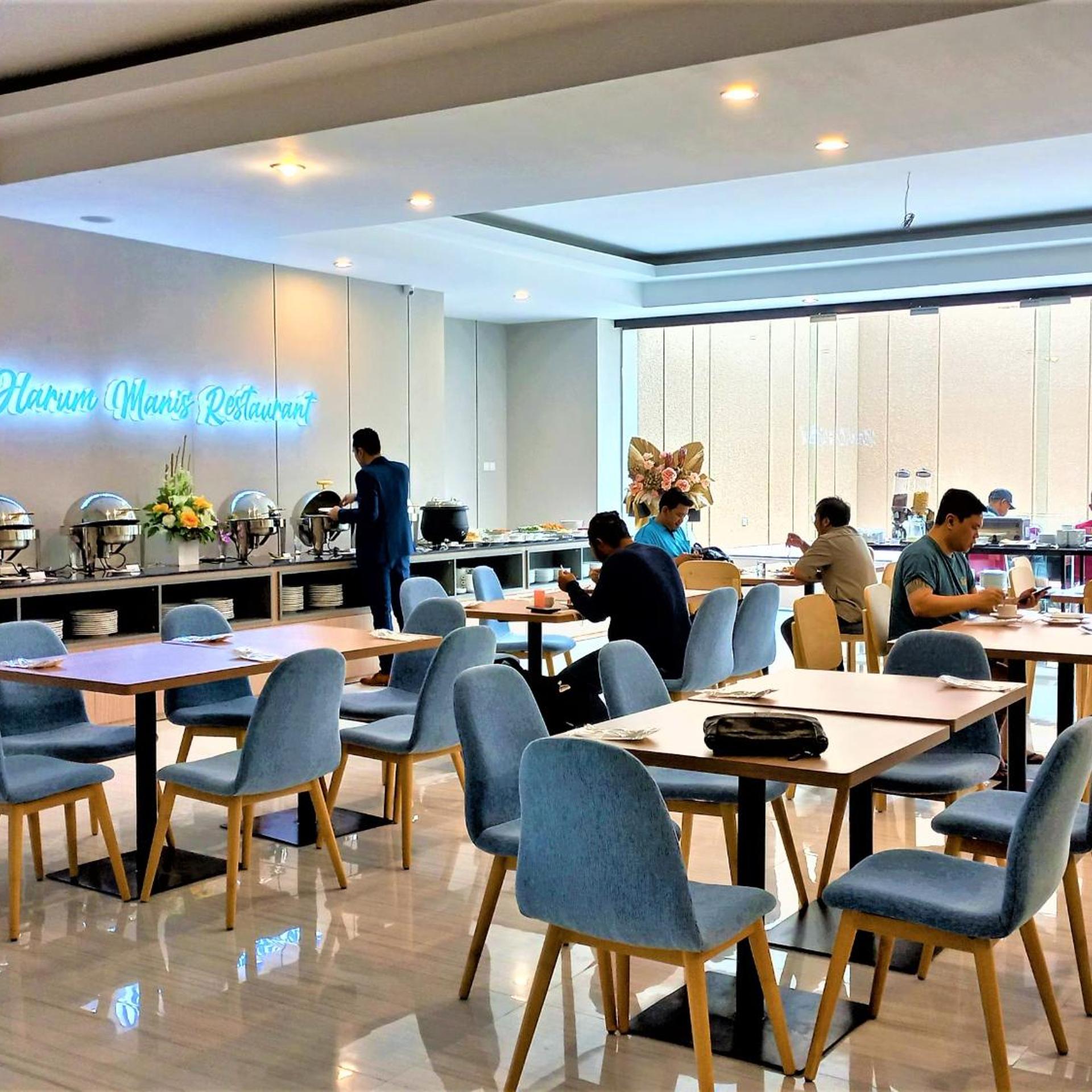 Front One King Hotel Tuban 52/68