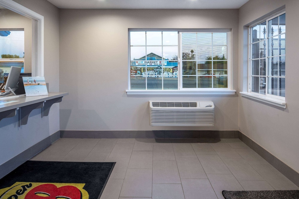 Super 8 by Wyndham Bakersfield CA 46/48