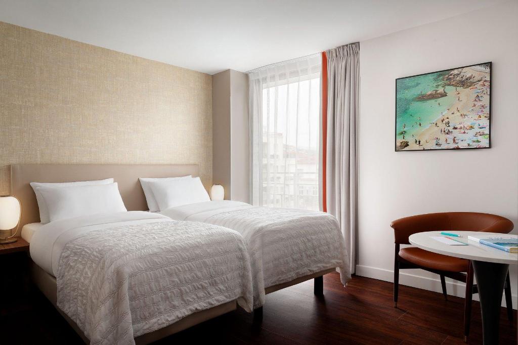 جناح عائلي بسريرين منفصلين وسرير كينج بإطلالة على المدينة بغرفتي نوم مع أريكة، LE MERIDIEN NICE 3/6